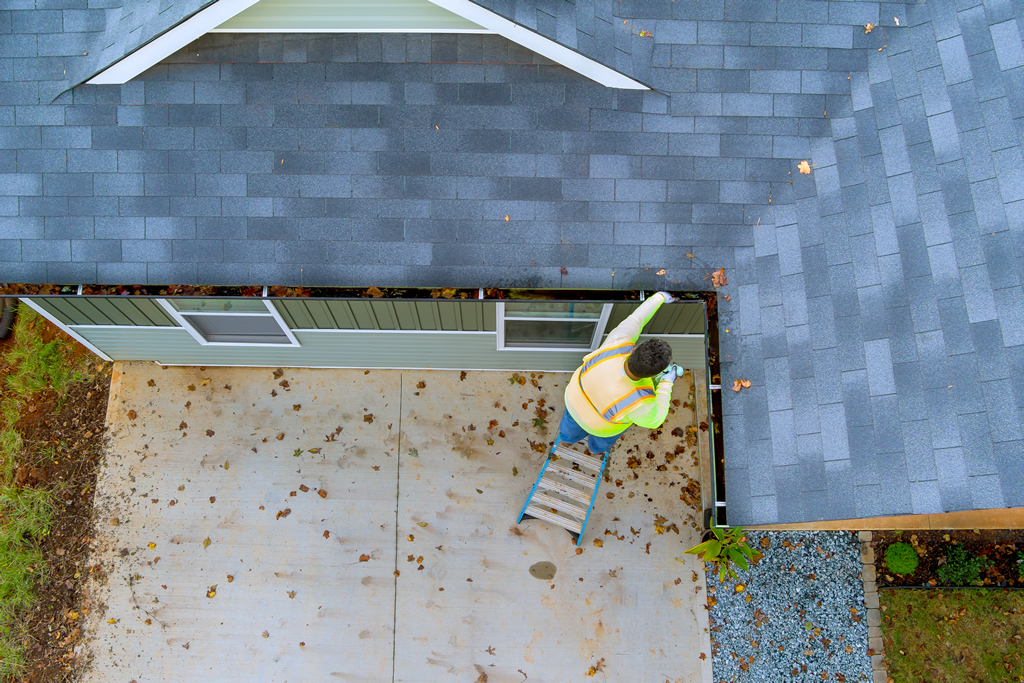 miami-roof-cleaning-an-employee-is-cleaning