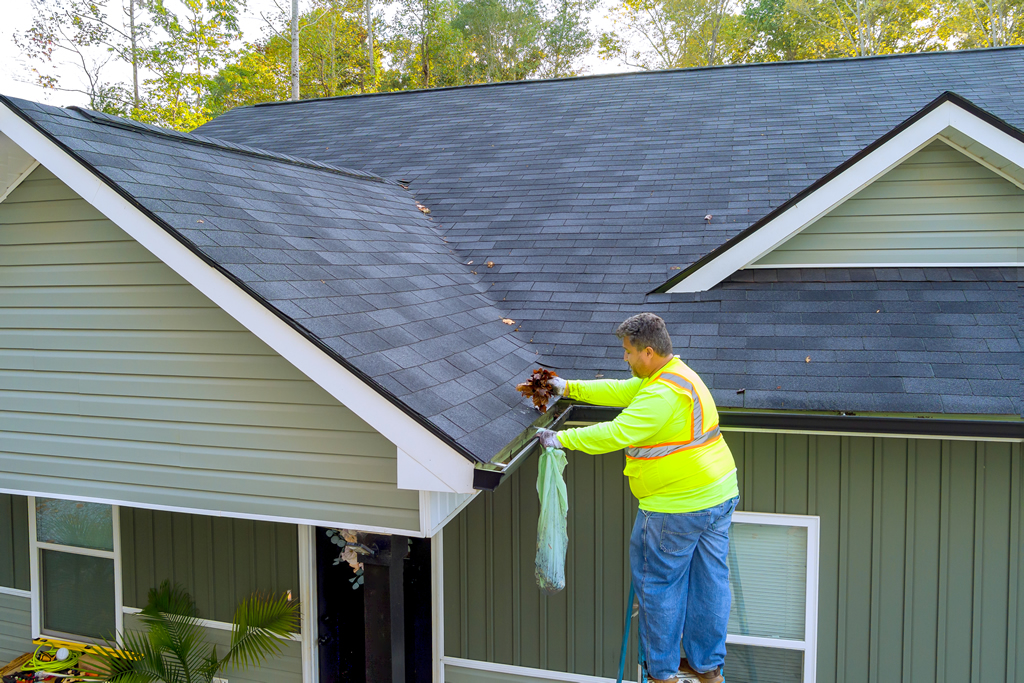 miami-roof-cleaning-worker-is-cleaning