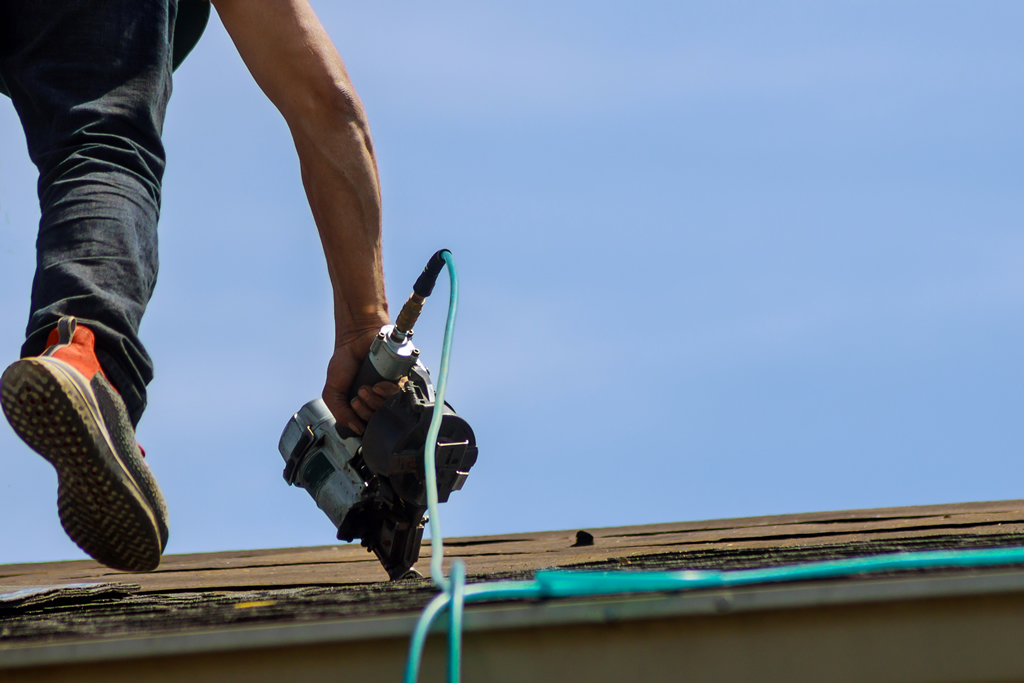 miami-roof-repair-working